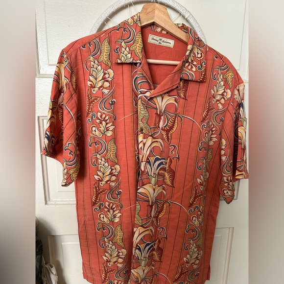 Tommy Bahama - size small - 100% silk - Picture 1 of 4